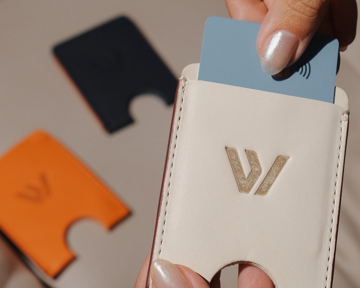 The card holder in undyed vegetable-tanned leather