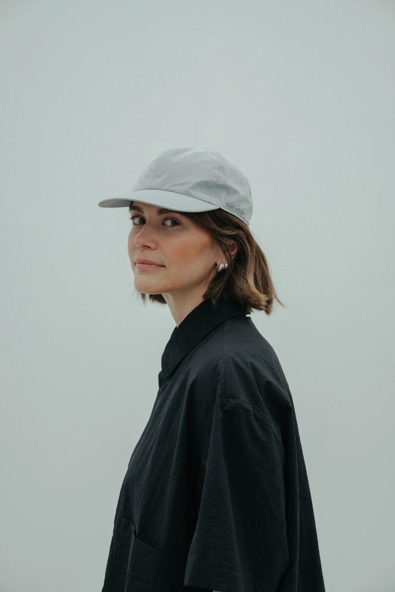 The six-panel cap in light grey ripstop.