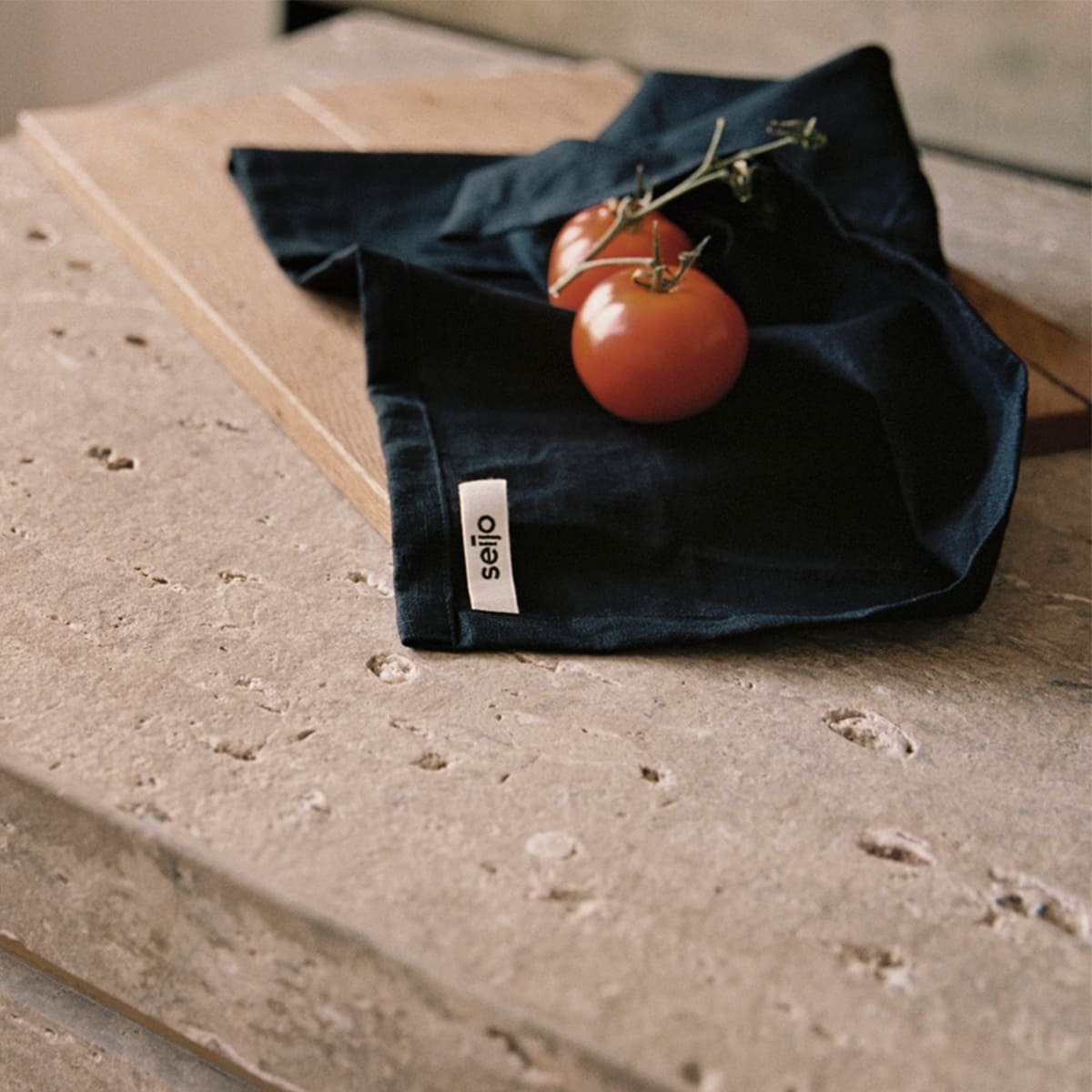 A polishing cloth in certified linen, folded.