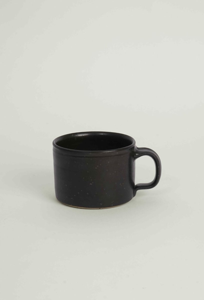 Black matt stoneware cup from REH's »Burri« series