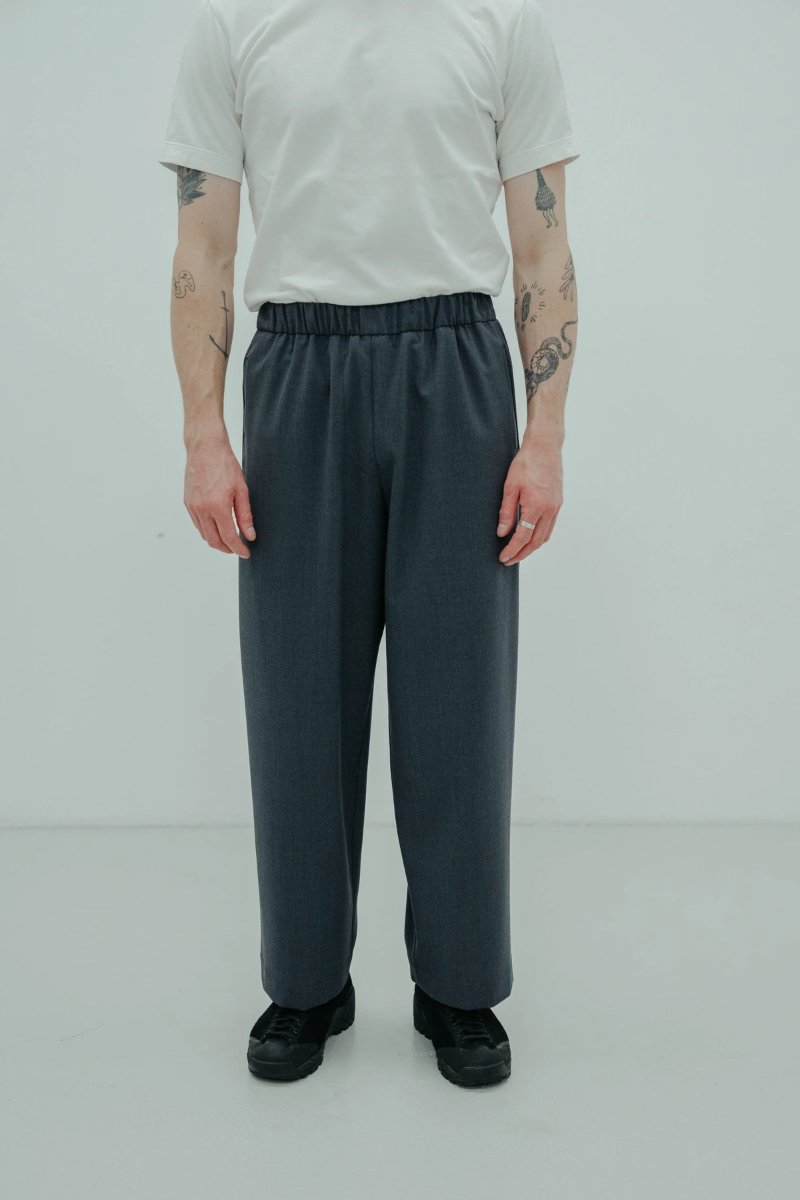 The wide wool-blend trousers, in anthracite.