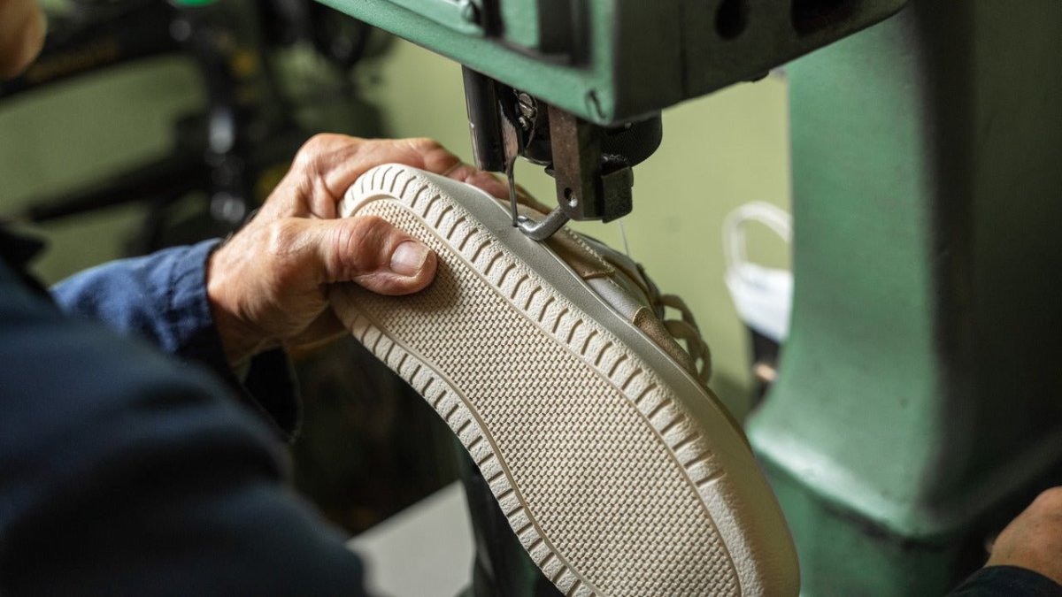Neue Sohle statt neuer Schuhe: Wayz besohlt seine Sneaker neu.